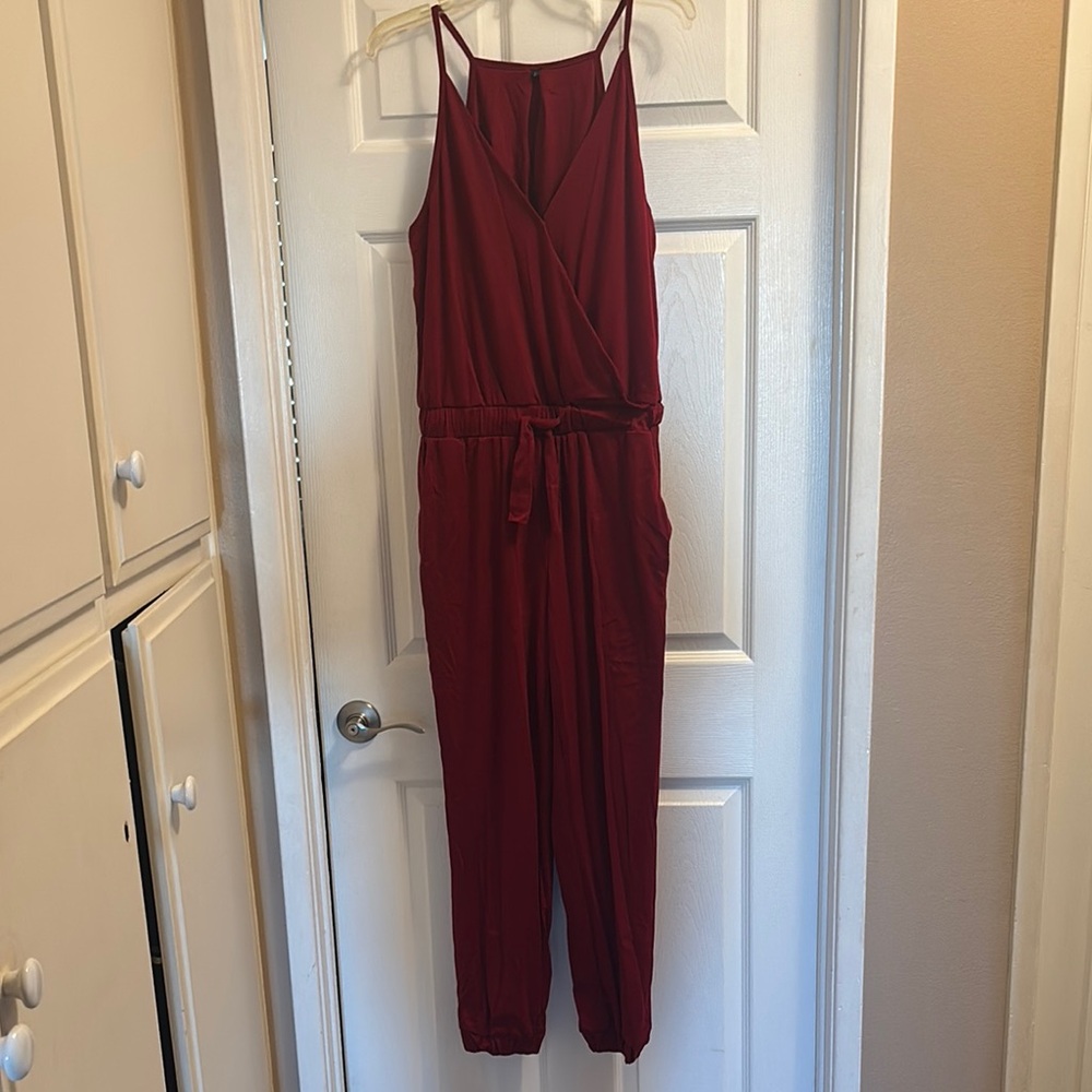 Chic Red Sleeveless Jumpsuit with V-Neckline